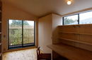 書斎兼寝室。壁は和紙を貼り落ち着いた雰囲気。